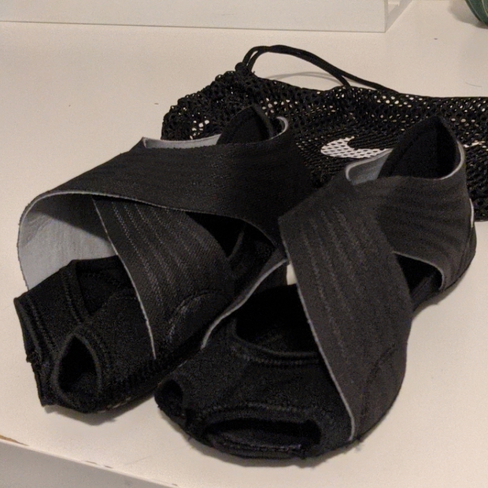 Nike Studio Wrap Black Small